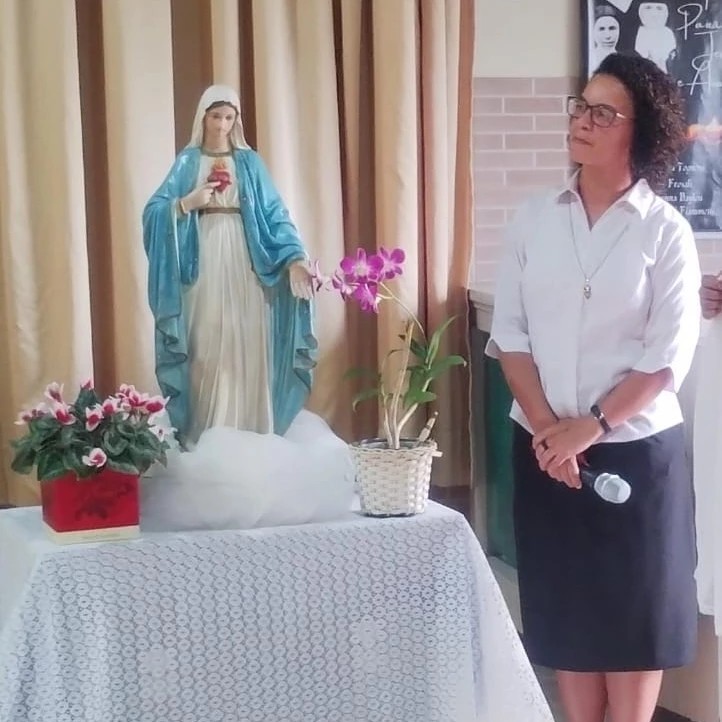Coroa��o de  Nossa Senhora e Missa em a��o de gra�as pelas m�es - Santa Luzia Rede Passionista de Educa��o