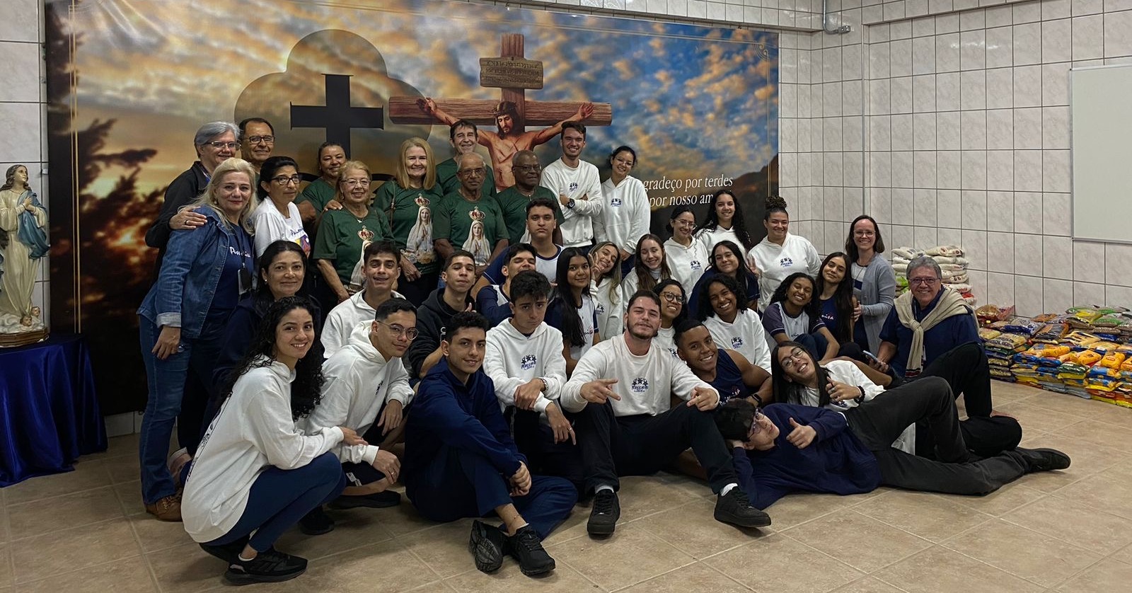 Entregando as doa��es - M�e da Santa Esperan�a Rede Passionista de Educa��o