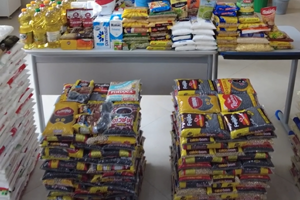 A��es de entrega de alimentos arrecadados na 20� Festa do Sorvete - Nossa Senhora Menina Rede Passionista de Educa��o