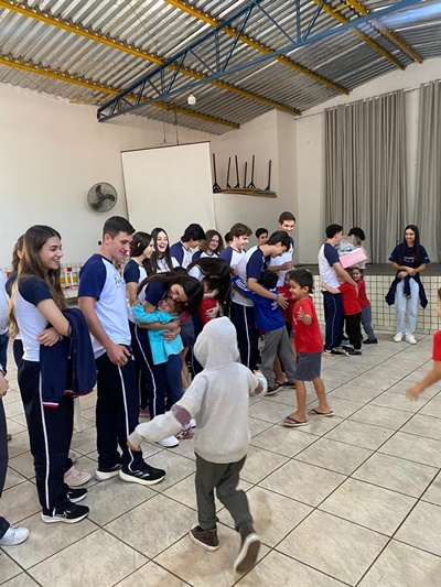 2� E.M. - Doa��o de Chocolates � Creche Raio de Luz - S�o Jos� Rede Passionista de Educa��o