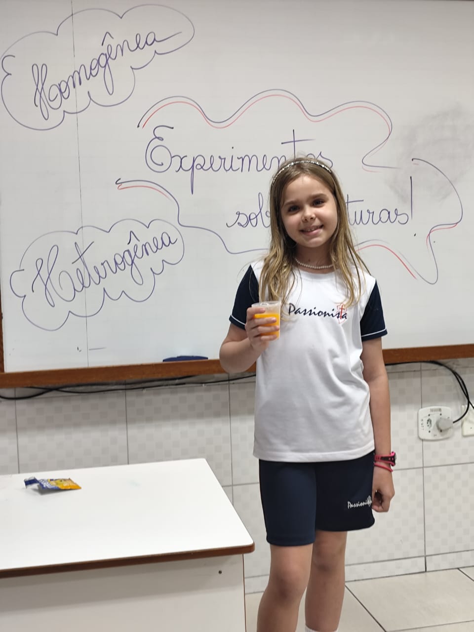 Experimentos de misturas homog�neas e heterog�neas 4B - Jo�o XXIII Rede Passionista de Educa��o