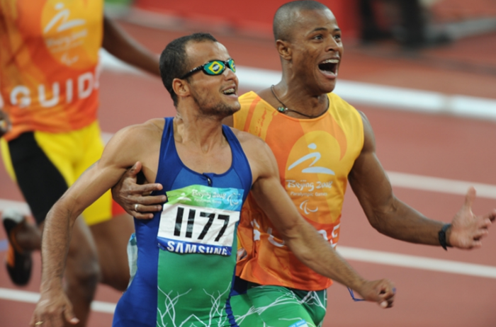 Col�gio Passionista Santa Luzia recebe leite arrecadado na palestra de atleta paral�mpico Rede Passionista de Educa��o