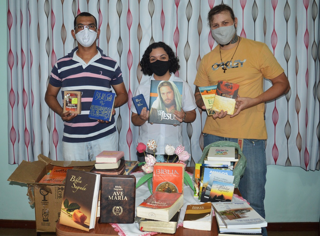 Entrega das B�blias e livros, arrecadados no m�s de setembro - S�o Jos� Rede Passionista de Educa��o