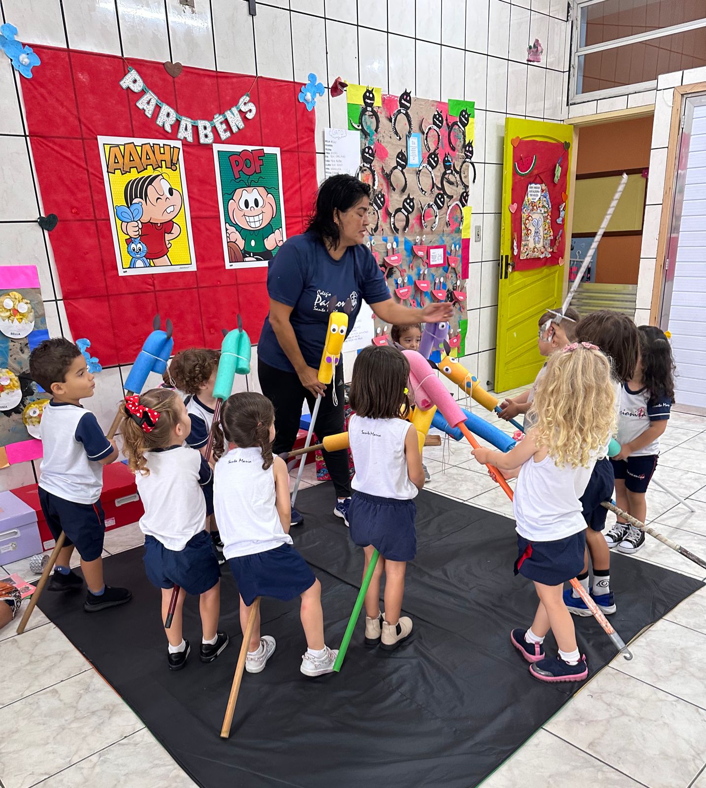 Os alunos do maternal no Passeio de cavalo pela escola - Santa Maria Rede Passionista de Educa��o