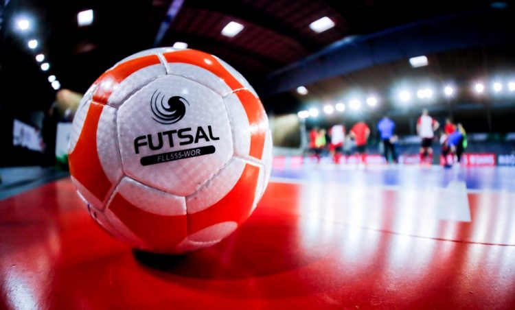EQUIPE MIRIM DO COL�GIO PASSIONISTA NOSSA SENHORA MENINA CONQUISTA INVICTA O 1� TURNO DA LIGA ESCOLAR DE FUTSAL DE CURITIBA. Rede Passionista de Educa��o