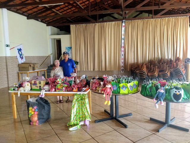 Olympic Club doa brinquedos arrecadados na Campanha de Natal ao Col�gio Passionista Santa Luzia Rede Passionista de Educa��o